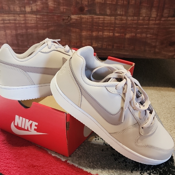 Nike Womem's Eberrnon Low Sneakers